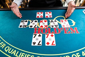 Evolution Gaming Live Dealer Casino Hold'em at Royal Vegas Casino
